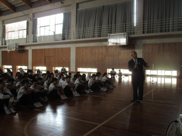 篠山中学校の生徒が体育座りをして市長のお話を真剣に聞いている写真