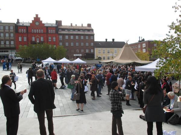 ユネスコの町には大きな建物やテントがいくつも立っておりその周りにたくさんの人がいる写真