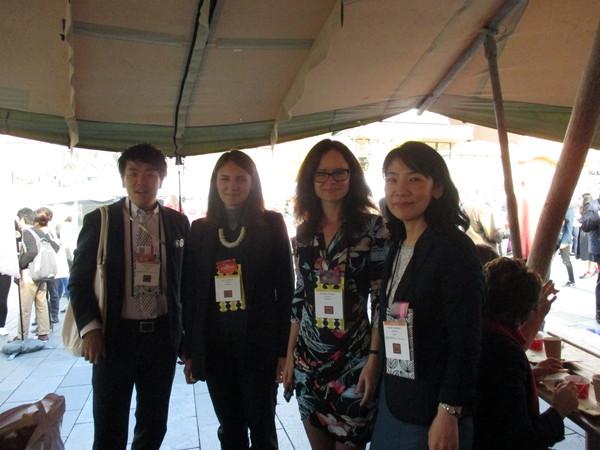 テントの中で海外の方と日本人で一緒に記念撮影写真