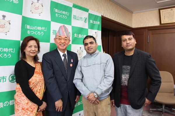 サプコタ学校長、ネパールさん、増岡 ショーバナさんとネパールの帽子をかぶった市長との記念写真