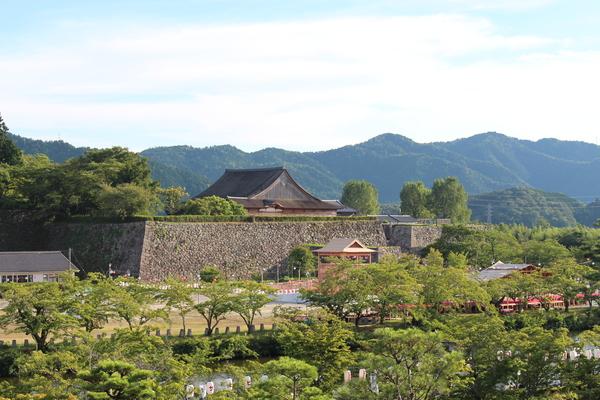 緑の木が並ぶ篠山城跡の写真