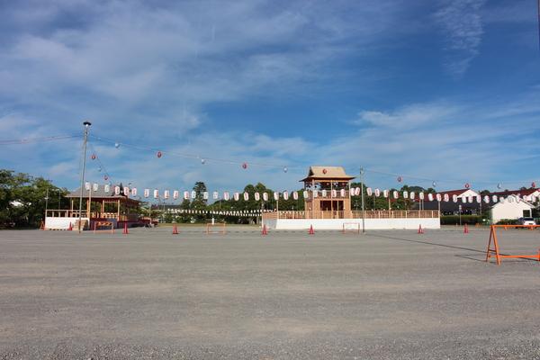 やぐらや、提灯が飾られた広場の写真