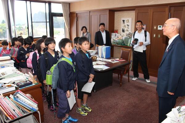 市長室にて、西紀南小学校16人の3年生が2列に並んで市長の前に立っており、挨拶をしている様子の写真