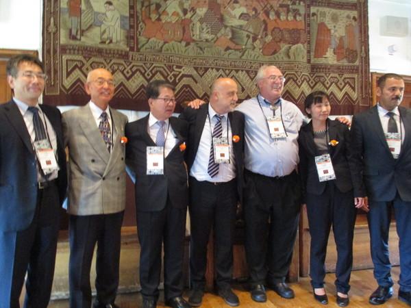 海外の方と市長がみんなで肩を組んでいる写真