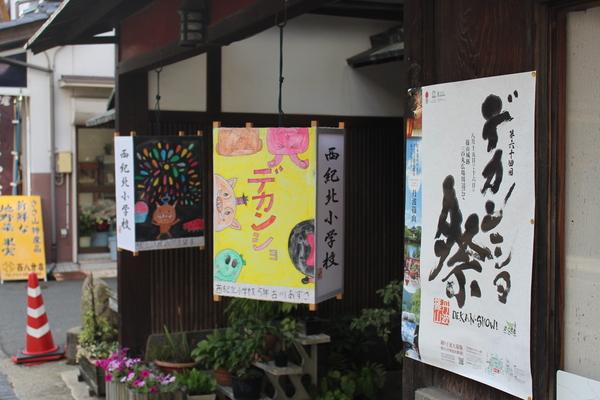 小学生が書いた灯篭の写真