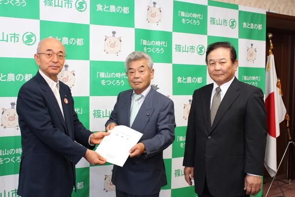 市長と篠山市農業委員会の田渕 清彦会長が建議書を持ち、その横に井本副会長も並んで一緒に写っている写真