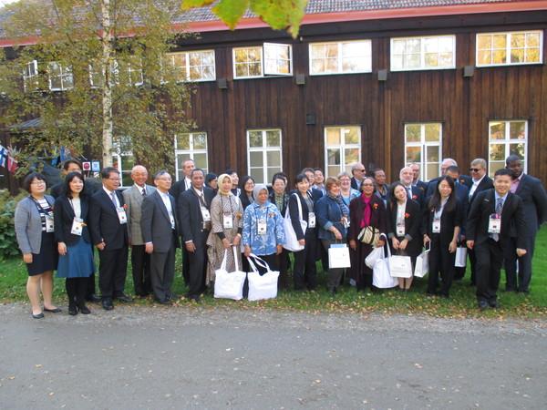 建物の前でユネスコ創造都市議会で出席された方達と一緒に記念撮影写真