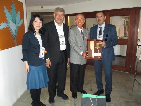 市長と外国の方で額を持ち4人で笑顔で記念撮影写真