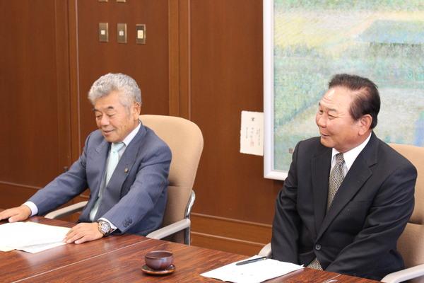 篠山市農業委員会の田渕 清彦会長と井本副会長が机に並んで座っている写真