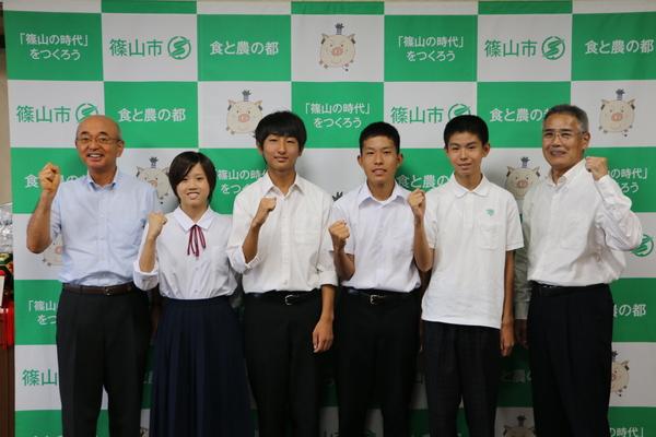 井上 真帆さん,長尾 健斗君,内藤 裕希君,酒井 元気君,がガッツポーズをして市長と教育長と一緒に写っている写真