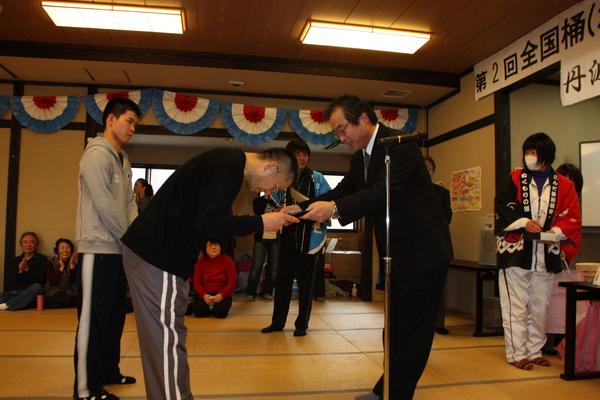 優勝チームの奥山親子が表彰されている写真