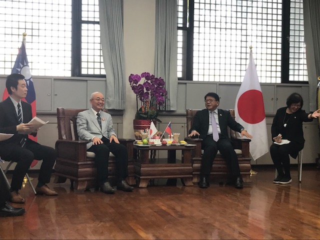 酒井市長と台湾の潘県長さんがイスに座って軽くお互いのほうを向いて話している写真