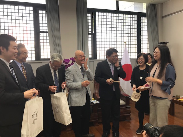 写真撮影をしたメンバーで笑って話をしている写真