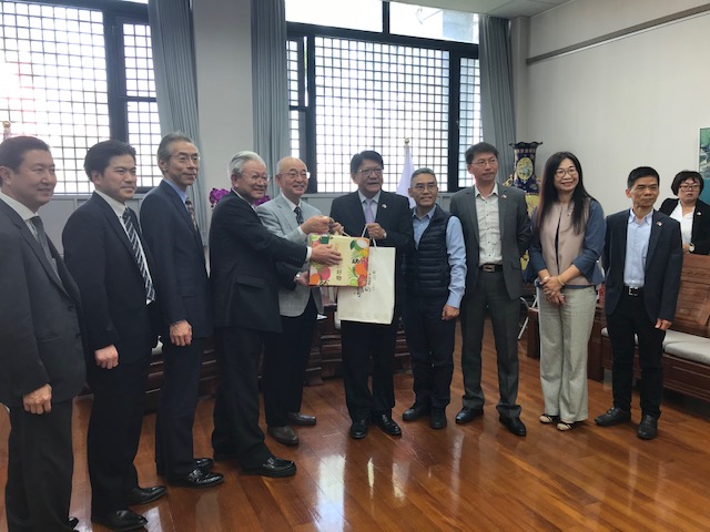 酒井市長と潘県長さんが中心に立っており、その横に参加者の方が横1列に並んでいる写真