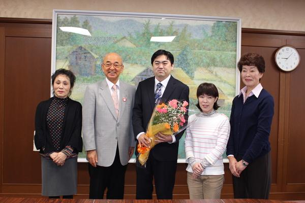 市長と花束を持つ牛窪 俊人さん、澤田 淳美さんと女性2名が並んでいる写真