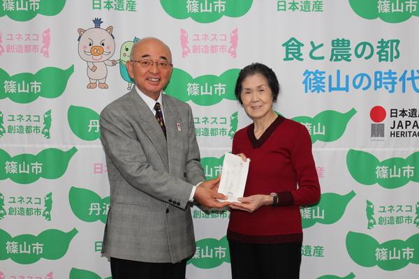 市長が岩橋 敏子様より寄付金を頂いる様子の写真