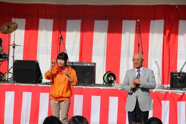 市長が参加者に話をしていて、市長の横には手話通訳者が市長の話を通訳している様子の写真