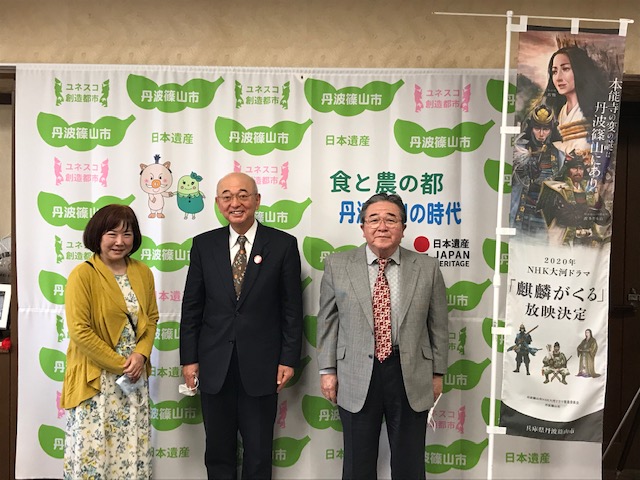 市長と久保さん、田辺先生との記念撮影