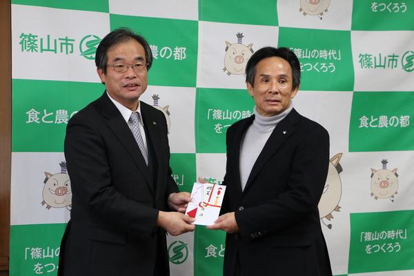 垣内 治さんから平野副市長へふるさと応援寄付を手渡ししている写真