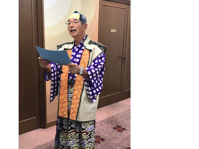 市長が応接室前で羽織を着て、ちょんまげをかぶって万葉集を朗唱している