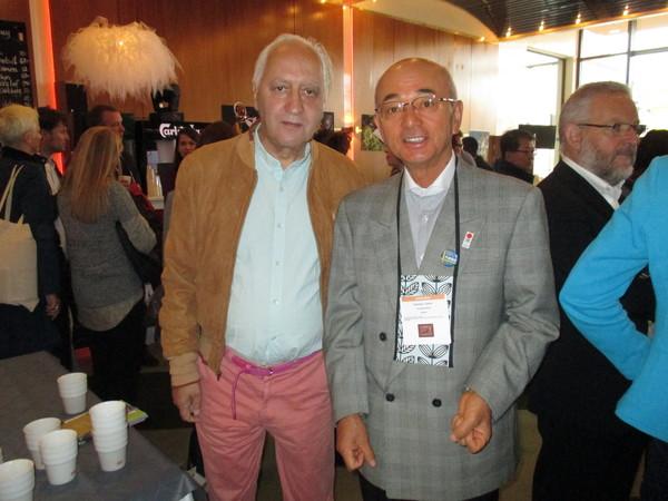 市長がお店の中で白髪の外国の方と一緒に記念撮影写真