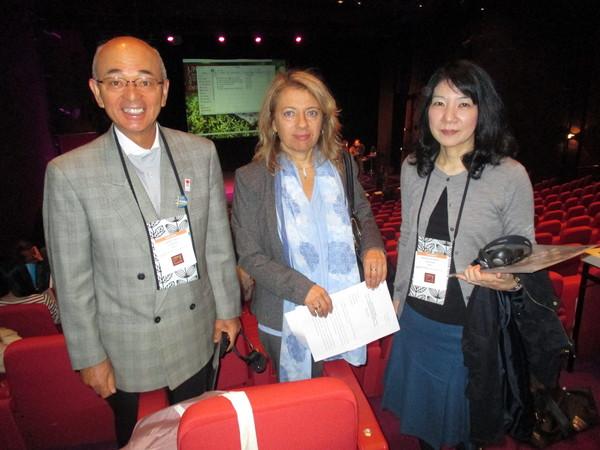 ユネスコ担当職員 デニスさんと 秘書の小林さんと市長3人で記念撮影写真