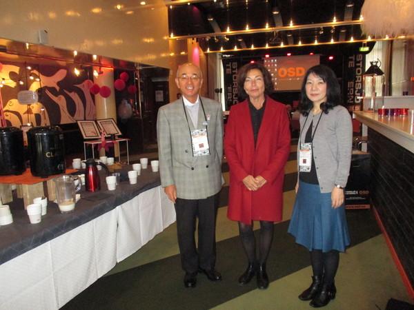 カナダ・モントリオール市長 マリージョゼ・ラクロワさんと秘書の小林さんと市長が一緒に記念撮影写真