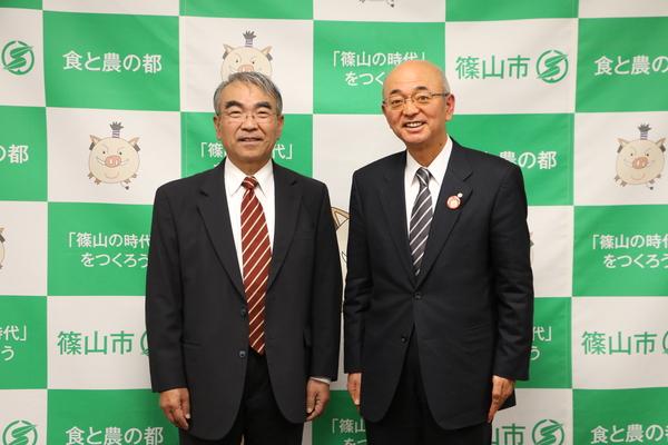 金出 武雄さんと酒井市長が並んで立っている写真