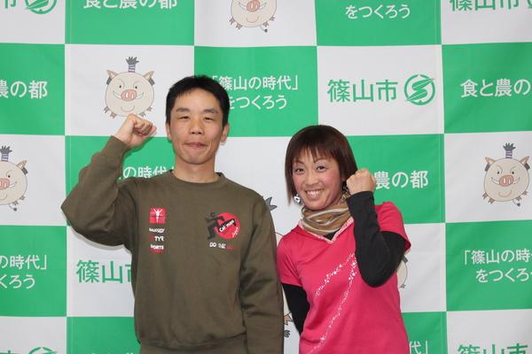 市民ランナーの森田 大介さんと中野 章子さんが片手ガッツポーズをして記念撮影している写真