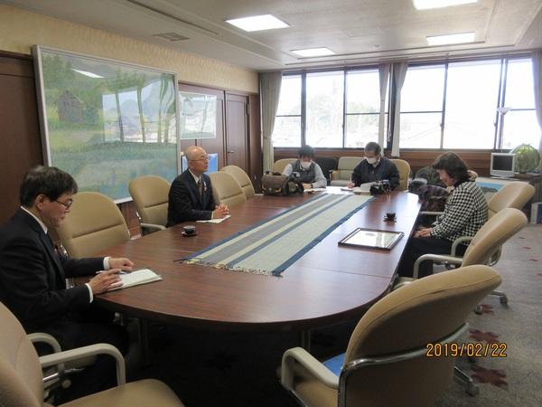 応接室のテーブルに市長と、園田さんが向かい合わせに座って話をしている写真