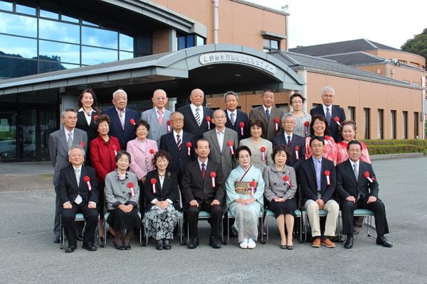 表彰式会場前で受賞者25名の記念写真