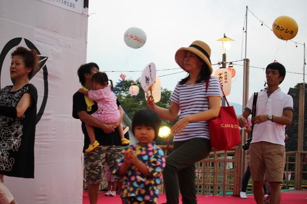 お母さんと一緒に歩いている子供やお父さんに抱っこされている子供が写っている写真