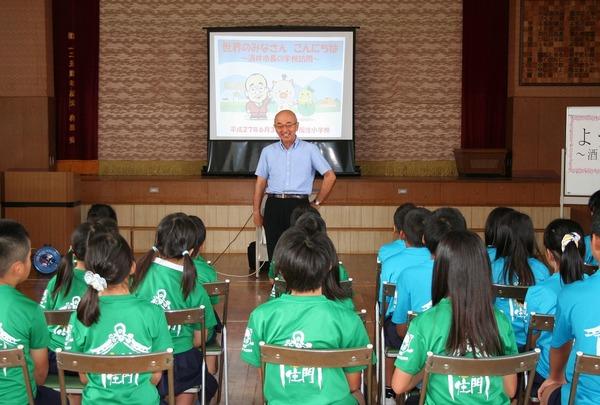 市長のお話を子供達が静かに聞いている写真