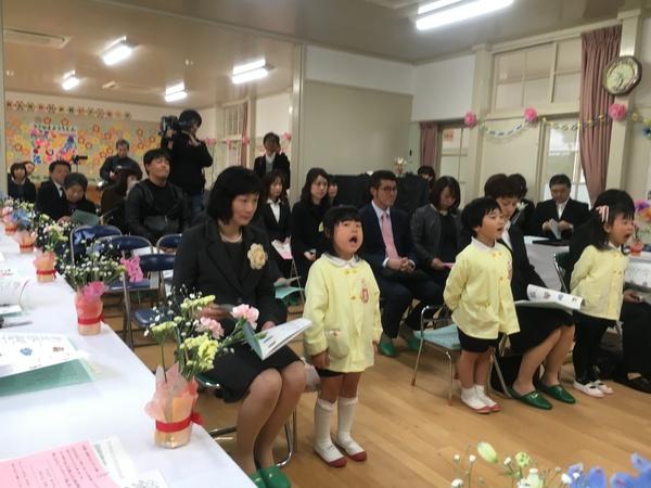 スーツを着た保護者や関係者が着席している中、立って発言している在園生の幼児3名の写真