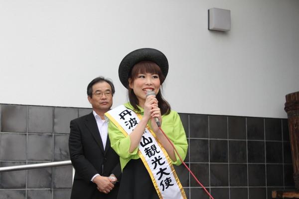 マイクを持ち挨拶している竹内 沙也加さんの写真