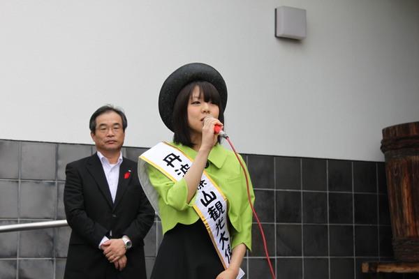 マイクを持ち挨拶している田村 美樹さんの写真