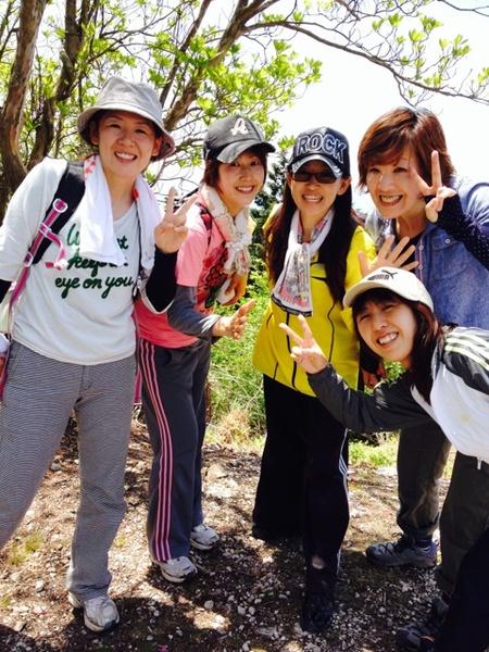山登りに来ている女性5名がピースサインをして、笑顔で写っている写真