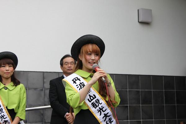 マイクを持ち挨拶している森井 深紗紀さんの写真