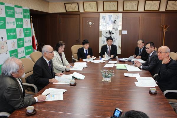 篠山市自治基本条例検証委員会にて、眼鏡の男性が喋って周りの方が聞いている写真
