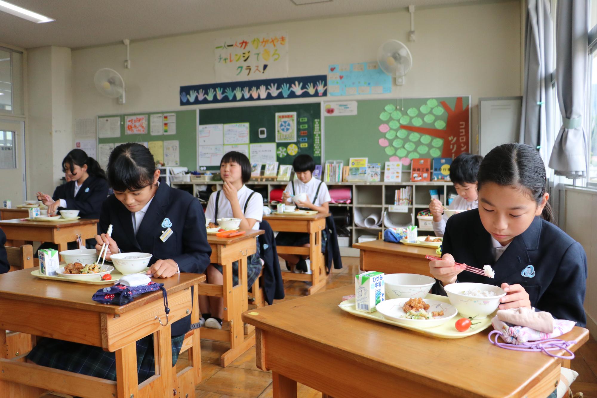 こどもたちが給食を食べている