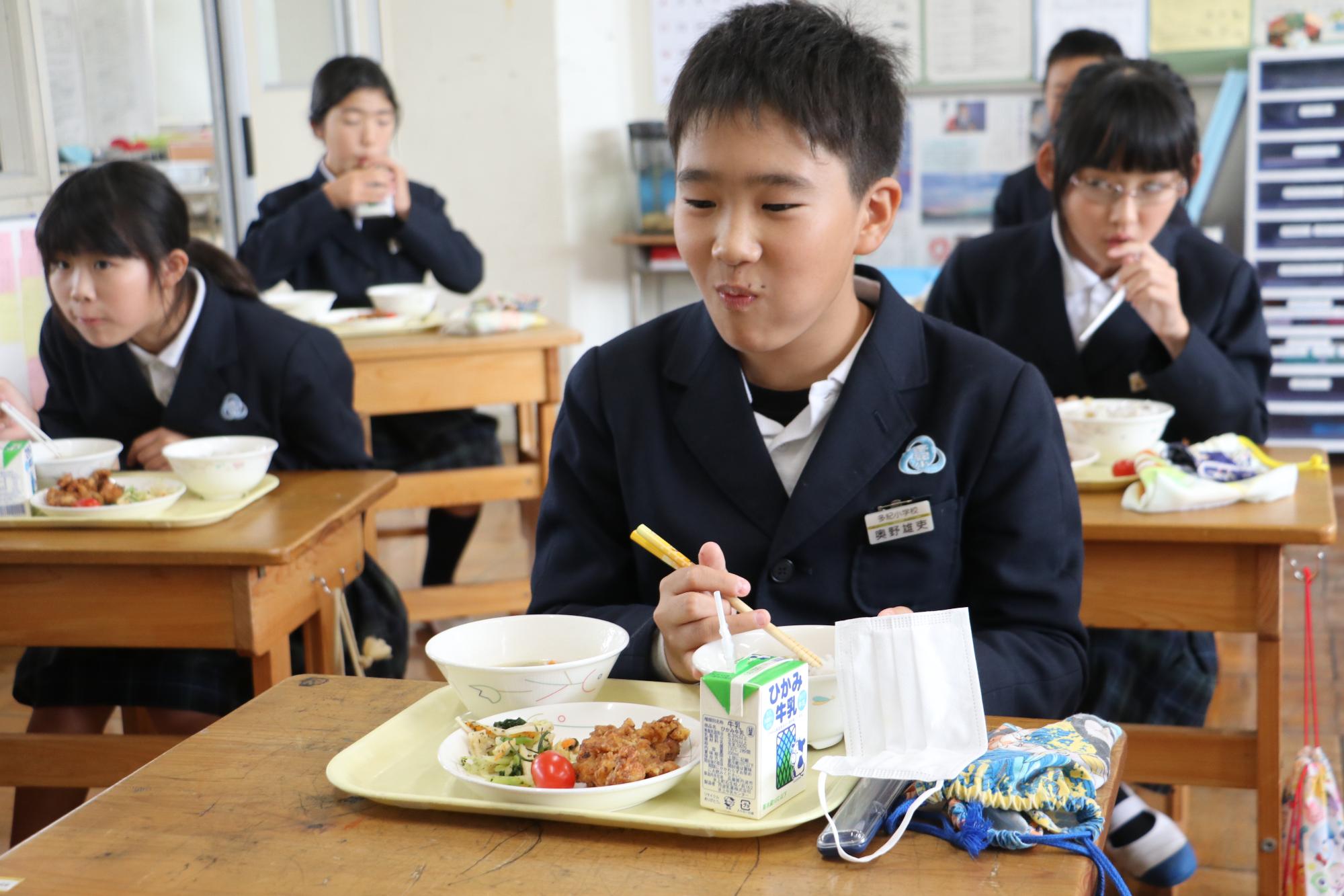 子どもたちが給食を食べている2