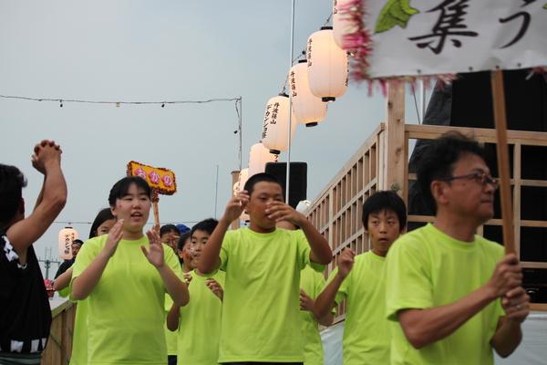 黄緑のおそろいのTシャツをきた古市翼イレブンズの子供たちが踊りを踊っている写真