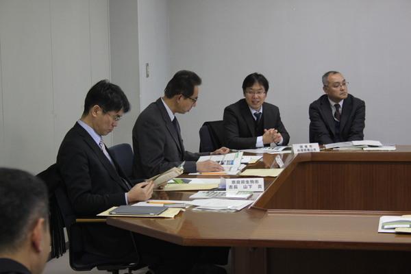 左は生駒市長、手前から2人目は高槻市長が席についており、資料に目を通している様子の写真
