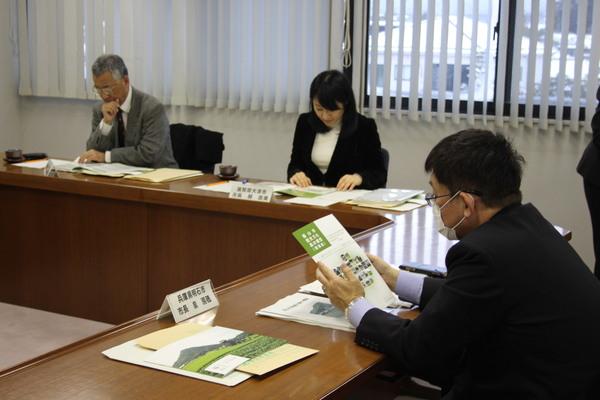 左から、川越市長、大津市長、明石市長の順に座っており、資料に目を通している様子の写真