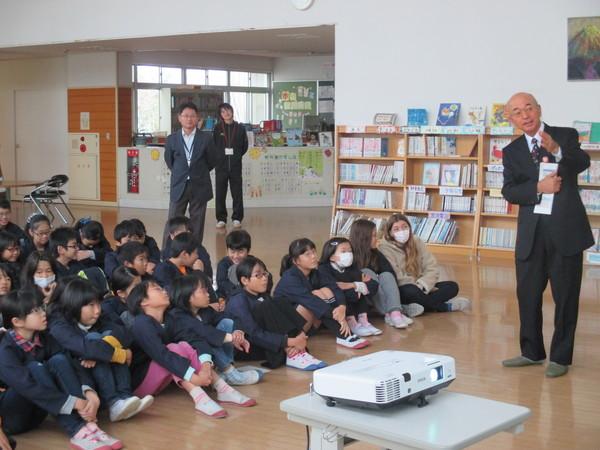 市長が座っている子供たちの前に立ち説明をしている写真