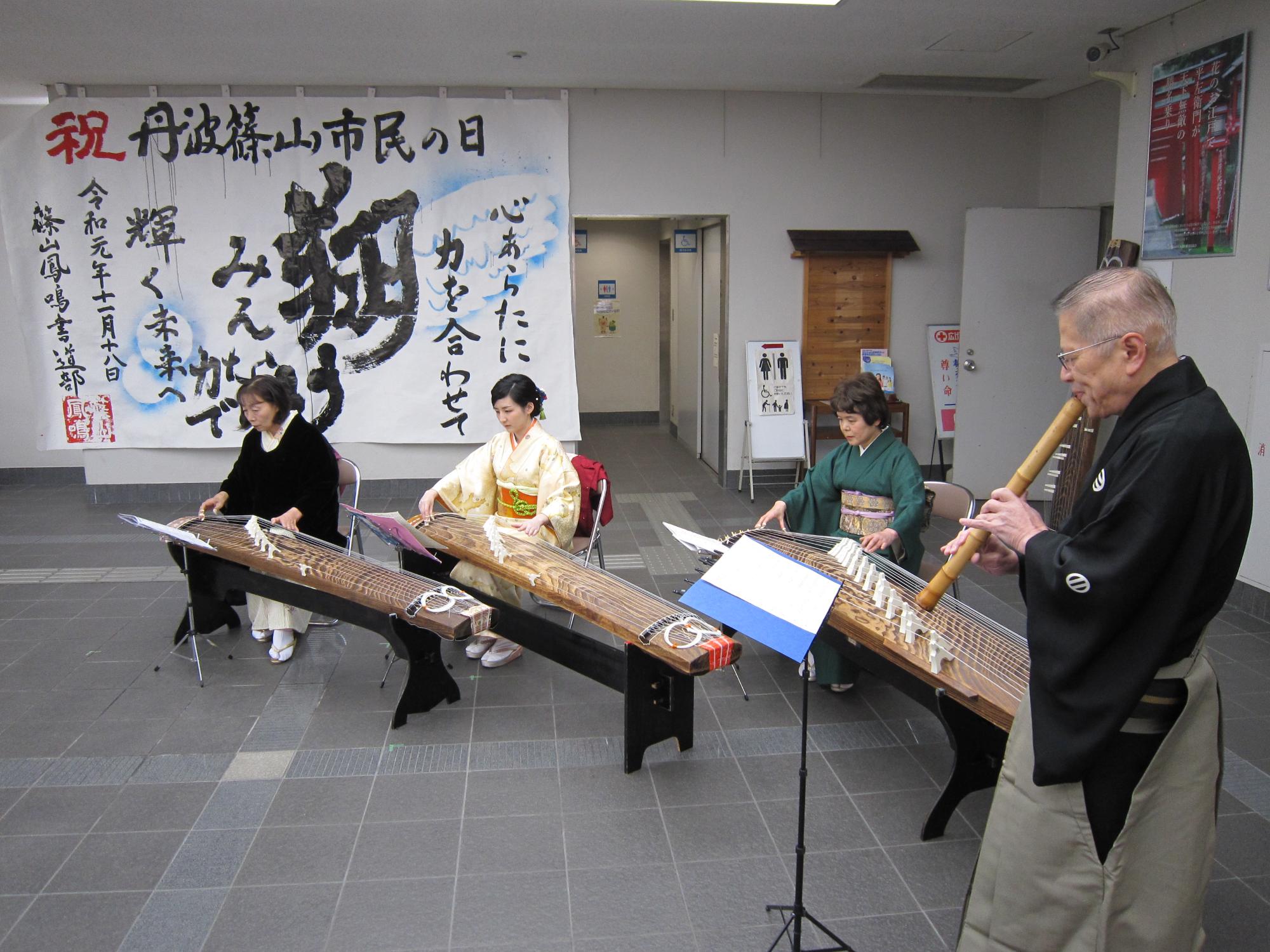 仕事始め式での和楽器の演奏風景