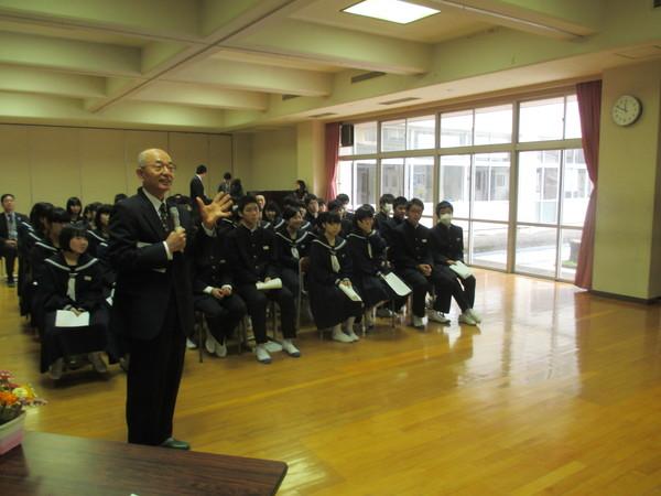 40名ほどの中学生たちが座っていて、その前で市長がマイクで話をしている写真