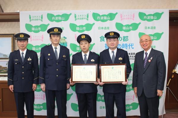 市長と篠山警察署の方々での記念撮影写真