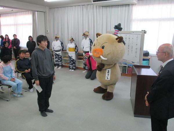 市長の向かいに代表の男性が立って話をしている写真