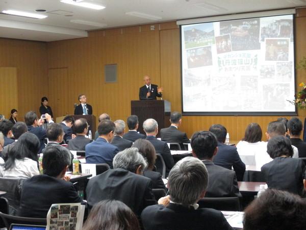 市長がスクリーンを見ながら大勢の方に説明している写真